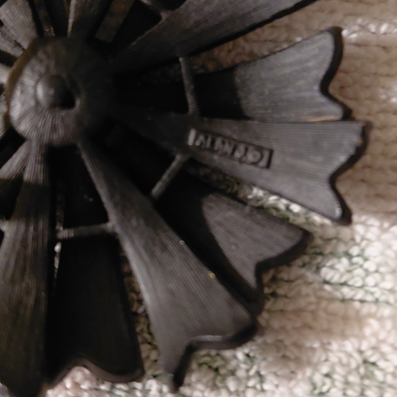 Alan J Elegant Black and Red Floral Brooch - Picture 3 of 7